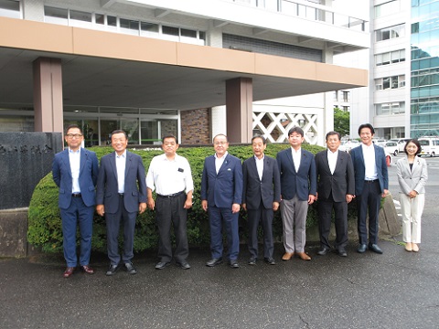 鳥取県議会棟前での集合写真