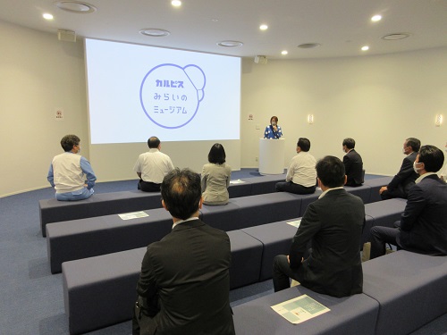 アサヒ飲料株式会社群馬工場で説明を受ける様子の写真