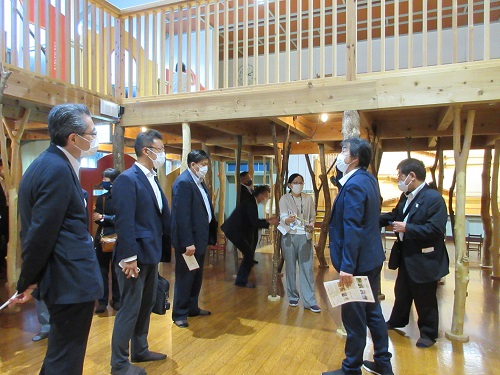 鳥海山木のおもちゃ美術館で説明を受ける様子の写真