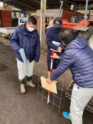 代表者への説明の写真