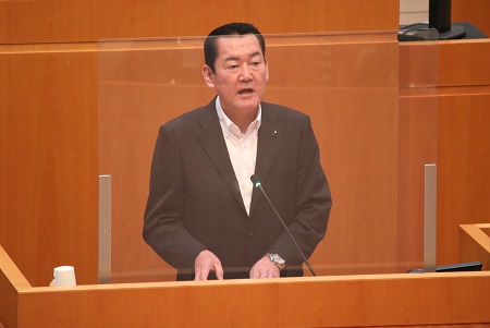 委員長報告をする　川野辺　達也　委員長の写真