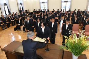 スポーツ栄誉賞の顕彰状を受け取る女子ソフトボールの中野選手写真 スポーツ栄誉賞の顕彰状を受け取る女子ソフトボールの中野選手写真