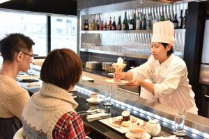 「やよいひめのパフェ」をパティシエが客の目の前で作ってくれる様子の写真 「やよいひめのパフェ」をパティシエが客の目の前で作ってくれる様子の写真