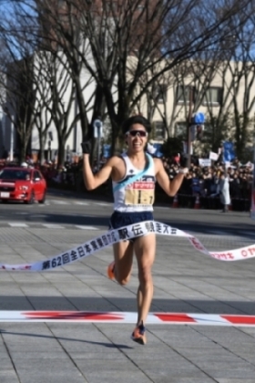 1位でゴールしテープを切る旭化成のアンカー・鎧坂哲哉の写真 1位でゴールしテープを切る旭化成のアンカー・鎧坂哲哉の写真