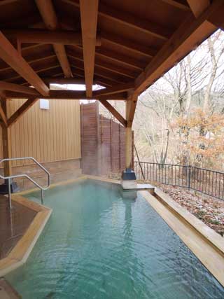 開放感あふれる「王湯」露天風呂の写真 開放感あふれる「王湯」露天風呂の写真