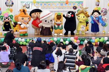 多くの人から誕生日を祝福されるぐんまちゃんの写真 多くの人から誕生日を祝福されるぐんまちゃんの写真