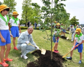 子どもたちとハナミズキを植樹する大澤知事の画像 子どもたちとハナミズキを植樹する大澤知事の画像