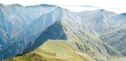 万太郎山から谷川岳方面を望む様子写真