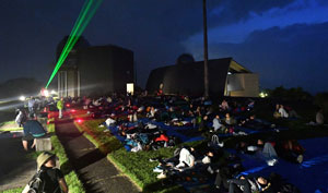 県立ぐんま天文台で行われたペルセウス座流星群の観察会の画像 県立ぐんま天文台で行われたペルセウス座流星群の観察会の画像