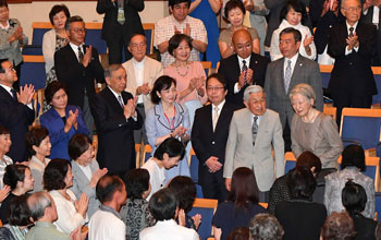 コンサートホールに到着され出迎えを受ける両陛下の画像 コンサートホールに到着され出迎えを受ける両陛下の画像