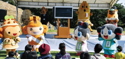 「群馬HANI-1グランプリ」の上位埴輪10体が踊るオリジナル動画に合わせて踊るゆるキャラの様子写真 「群馬HANI-1グランプリ」の上位埴輪10体が踊るオリジナル動画に合わせて踊るゆるキャラの様子写真