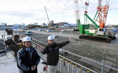 建設現場を訪れ、意見を交わす大澤知事(左)と河内所長の写真 建設現場を訪れ、意見を交わす大澤知事(左)と河内所長の写真