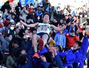 3連覇を達成し、胴上げされる旭化成のアンカーの写真 3連覇を達成し、胴上げされる旭化成のアンカーの写真