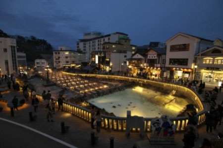 ライトアップされ、幻想的な雰囲気の湯畑の写真 ライトアップされ、幻想的な雰囲気の湯畑の写真