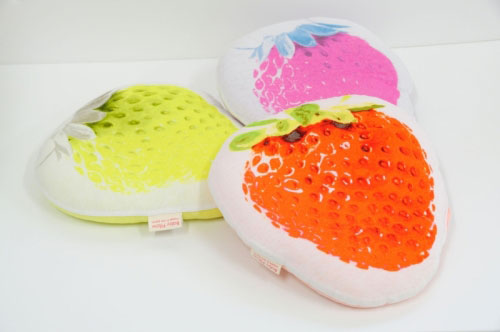 イチゴ型ベビーピローの写真 イチゴ型ベビーピローの写真