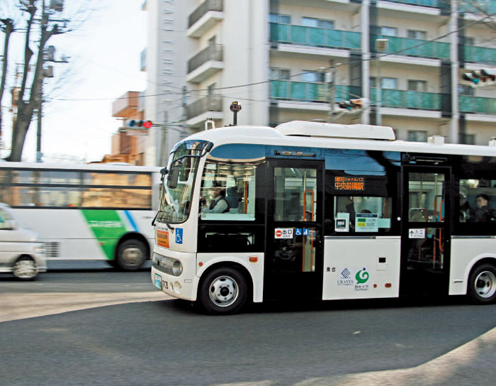 全国初となる営業運行での自動運転バス実証実験の様子写真