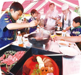 「夏すき」を作って食べる参加者の画像 「夏すき」を作って食べる参加者の画像