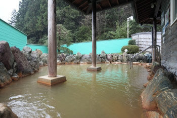 塩分と鉄分を多く含む湯。光の加減で色も変色する(相間川温泉)の画像 塩分と鉄分を多く含む湯。光の加減で色も変色する(相間川温泉)の画像