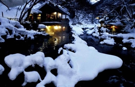 雪化粧し幻想的な雰囲気の露天風呂の画像 雪化粧し幻想的な雰囲気の露天風呂の画像