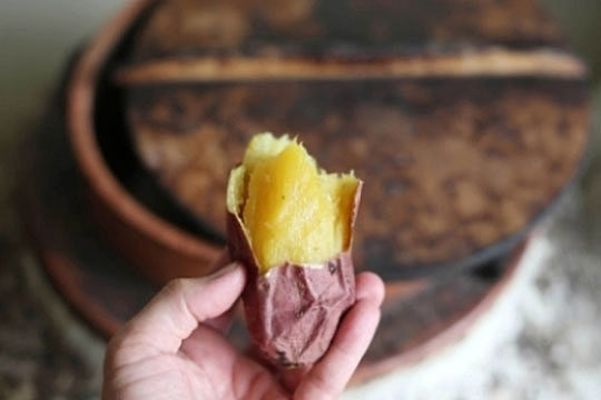 炭火でじっくり焼き上げたサツマイモの画像 炭火でじっくり焼き上げたサツマイモの画像