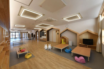 木の温かみがあふれる一時保護所のラウンジの画像 木の温かみがあふれる一時保護所のラウンジの画像