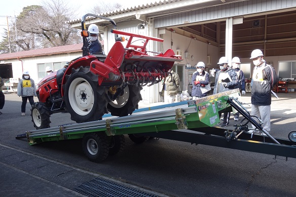 慎重なトラクターの積込みの画像