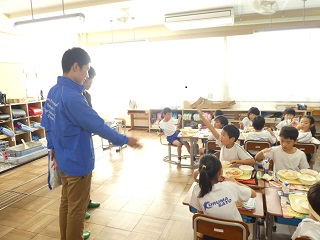  小学生からの質問に答える学生の画像