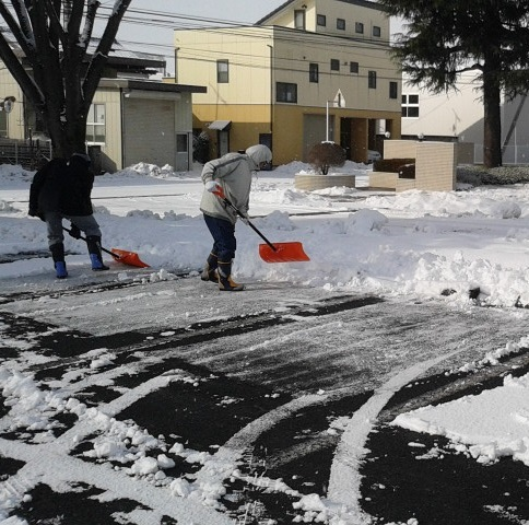 院内歩道と駐車場の雪かきを行いましたの画像