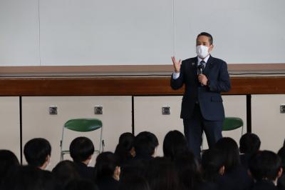 生徒からの質問に答える藥丸潔議員の写真