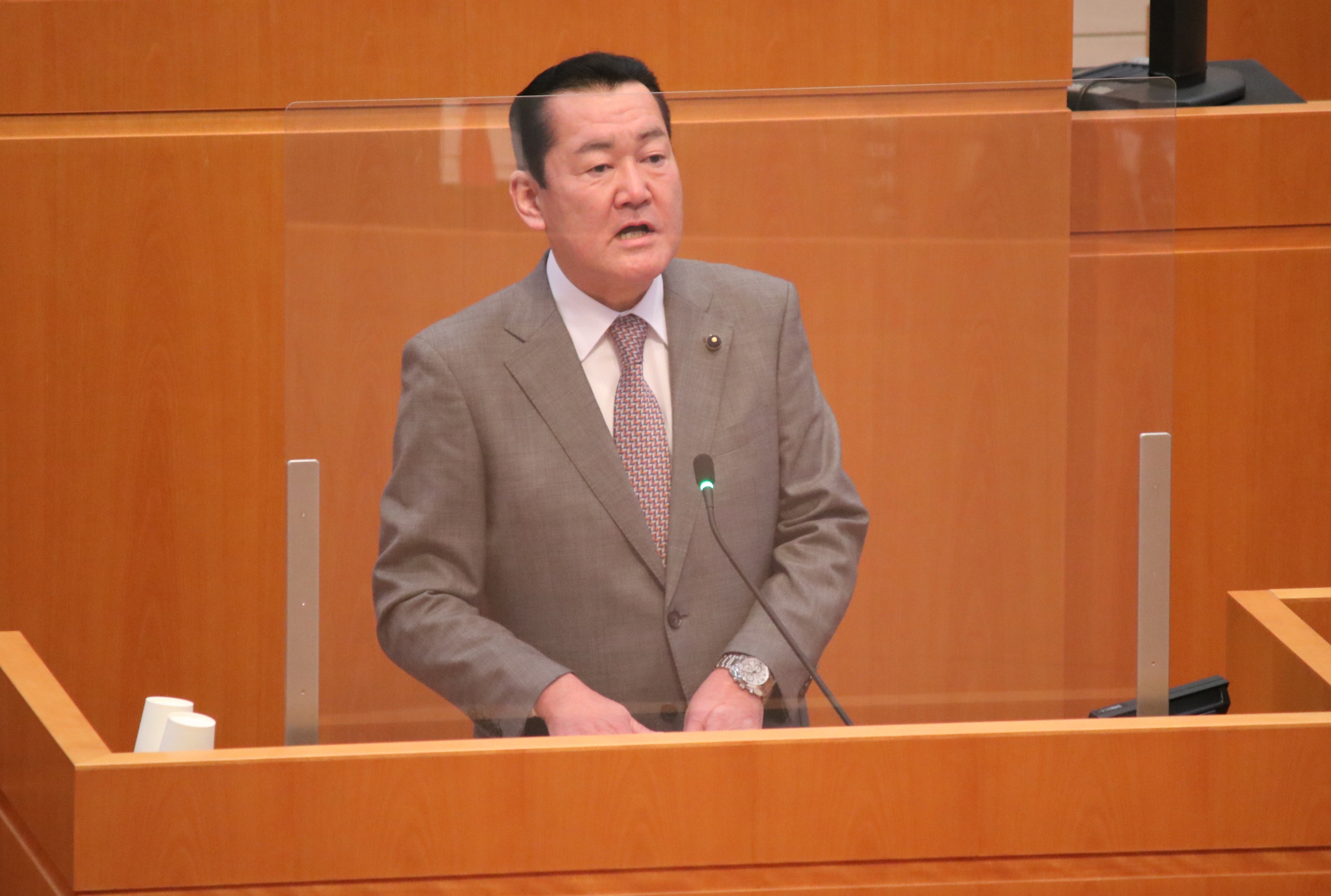 委員長報告をする川野辺委員長の画像