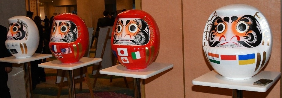 （国旗の入ったオリジナルだるまでお出迎え）写真