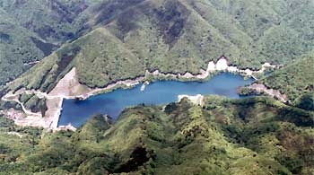 上空から見た奥四万湖の画像 上空から見た奥四万湖の画像