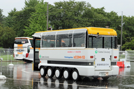 写真：自動運転ＥＶバス実証実験車両に乗車する山本知事