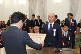 写真：表彰状を授与する山本知事