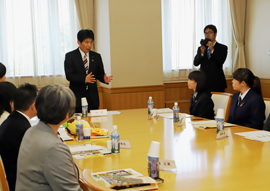 写真；あいさつをする山本知事