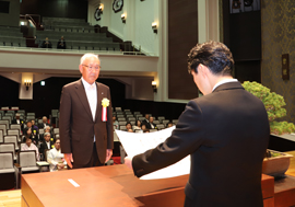 写真：表彰状を授与する山本知事