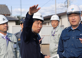 写真1：視察する山本知事