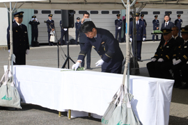 写真：献花を行う山本知事