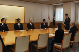 写真3：感謝を述べる山本知事