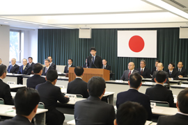 写真1：祝辞を述べる山本知事