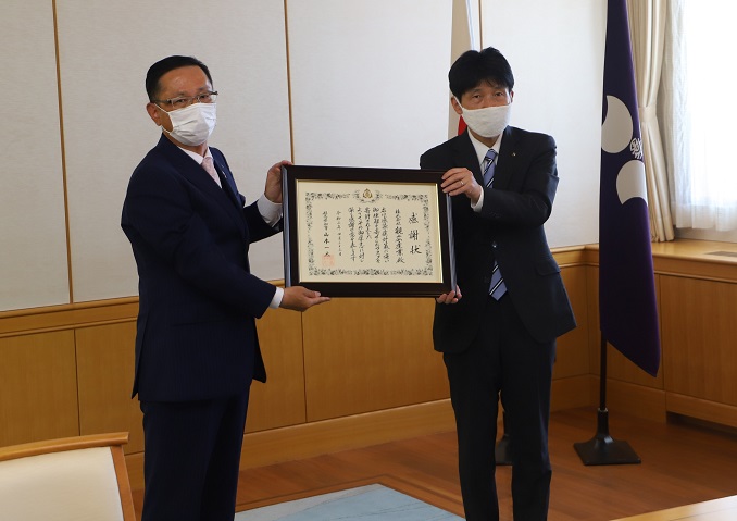 写真：感謝状を手渡す山本知事