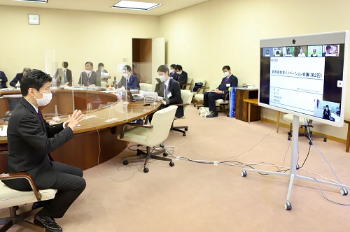 写真：議論する山本知事