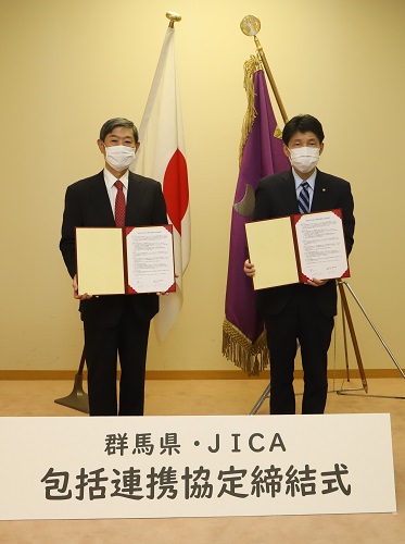 写真：JICAの北岡理事長との記念撮影