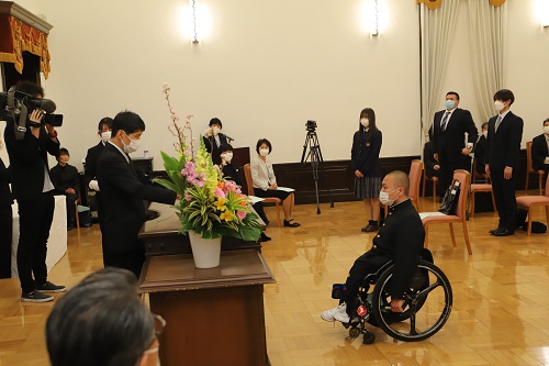 写真：表彰状を授与する山本知事