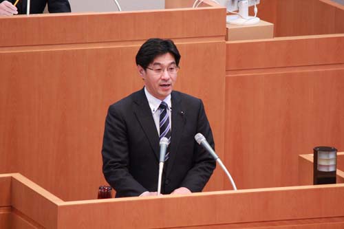 写真：総務企画常任委員会　委員長報告の様子