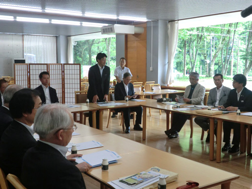 山村振興や地域づくり対策の取り組みについて説明を受ける様子写真