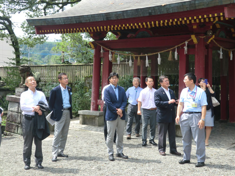 青井阿蘇神社にて説明を受ける様子写真