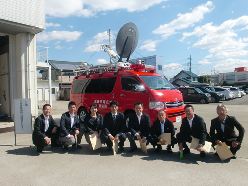 たかさき消防共同指令センター屋外の無線中継車前にて様子写真