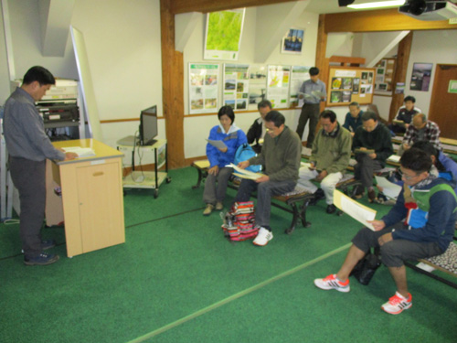 尾瀬国立公園に関する概要説明を受ける様子写真