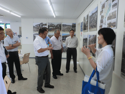 東日本大震災被災地にて説明を受ける様子写真